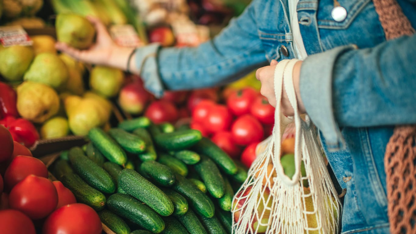Frau beim Einkaufen auf dem Markt: Eine vitaminreiche Ernährung unterstützt die Abwehrkräfte.
