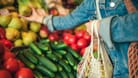 Frau beim Einkaufen auf dem Markt: Eine vitaminreiche Ernährung unterstützt die Abwehrkräfte.