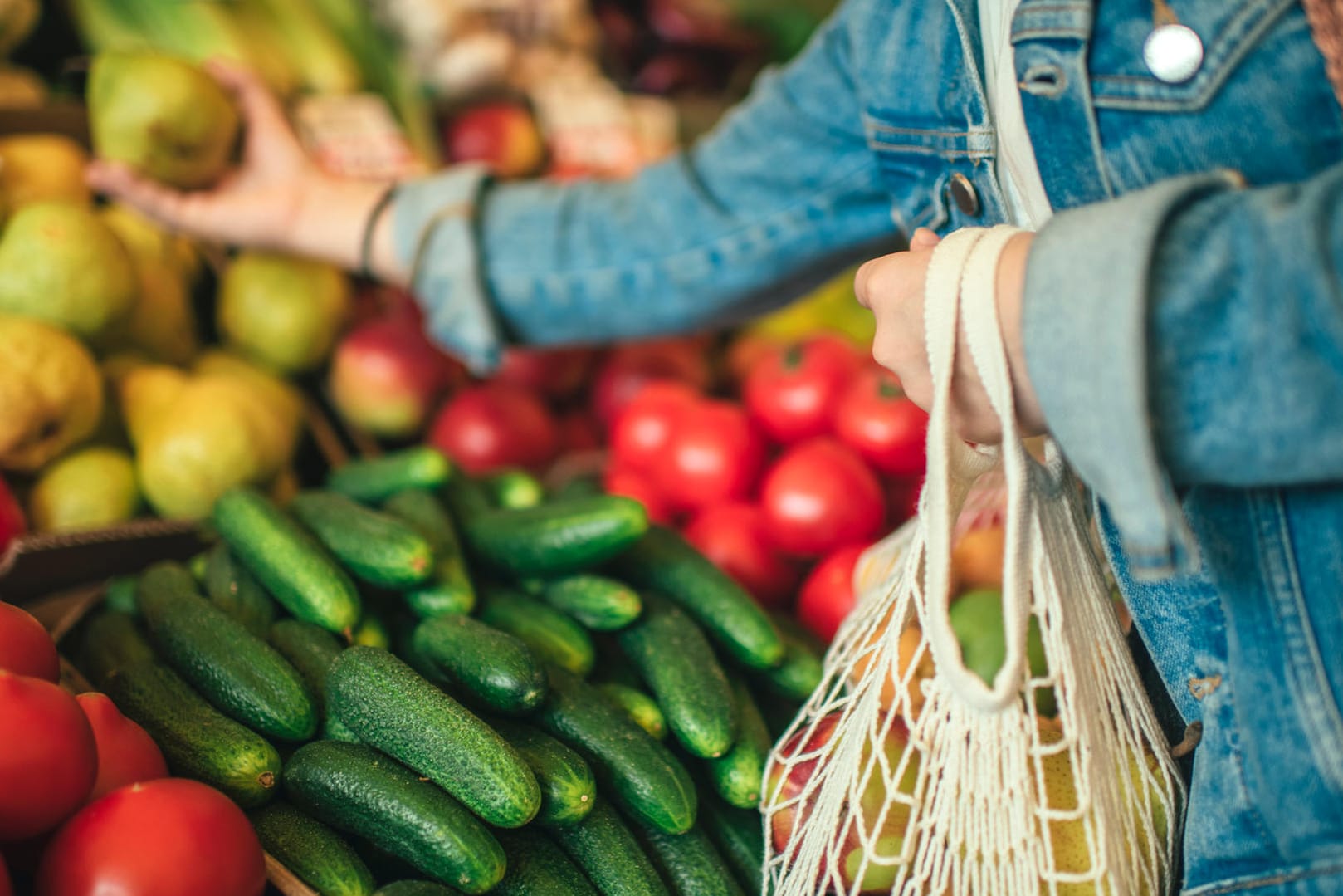 Frau beim Einkaufen auf dem Markt: Eine vitaminreiche Ernährung unterstützt die Abwehrkräfte.