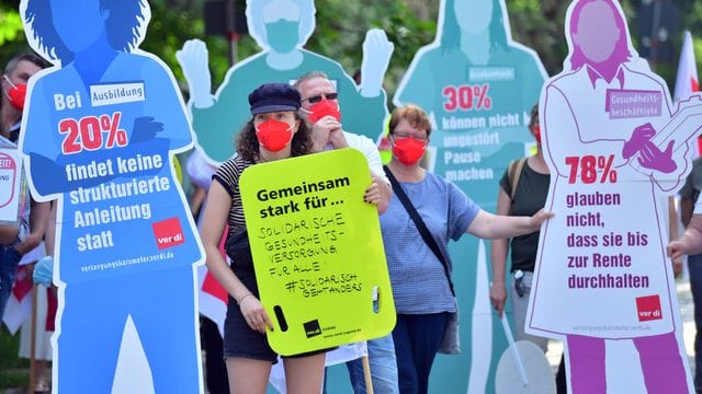 Beschäftigte aus Krankenhäusern, Pflege- und anderen Gesundheitseinrichtungen protestieren vor dem Thüringer Gesundheitsministerium: Anlass war die Gesundheitsministerkonferenz.