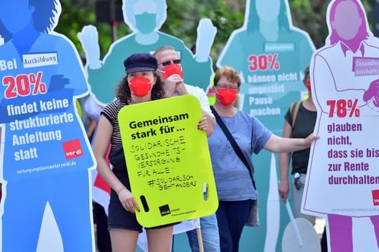 Beschäftigte aus Krankenhäusern, Pflege- und anderen Gesundheitseinrichtungen protestieren vor dem Thüringer Gesundheitsministerium: Anlass war die Gesundheitsministerkonferenz.