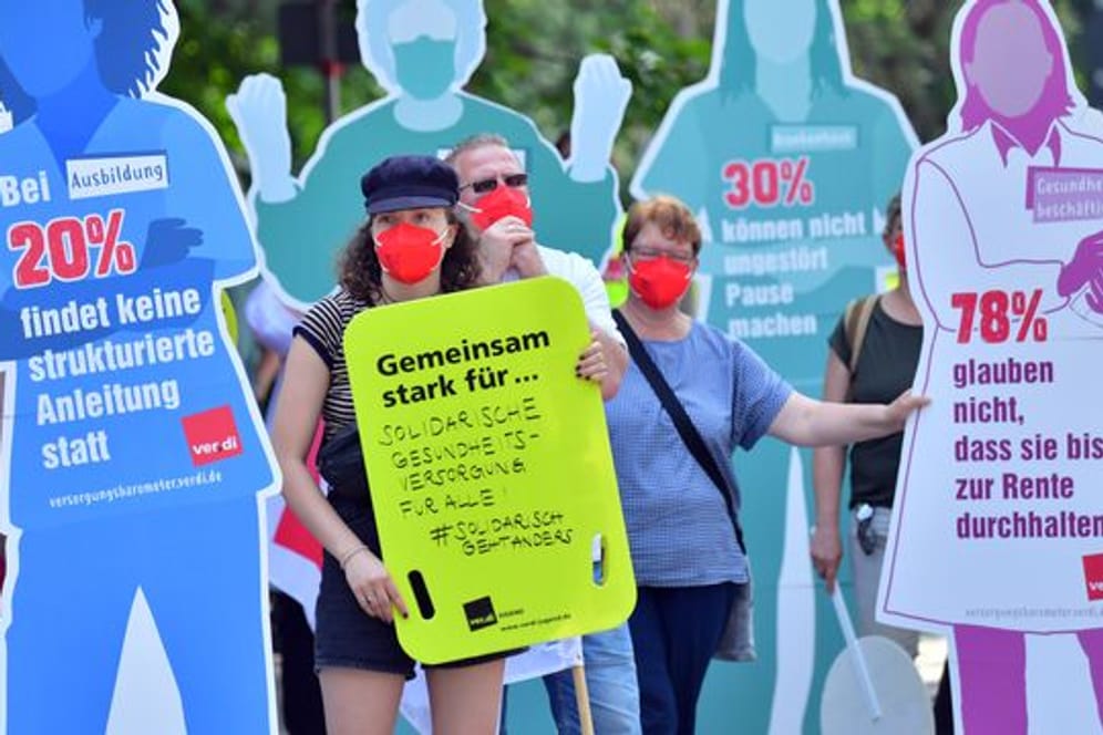 Beschäftigte aus Krankenhäusern, Pflege- und anderen Gesundheitseinrichtungen protestieren vor dem Thüringer Gesundheitsministerium: Anlass war die Gesundheitsministerkonferenz.
