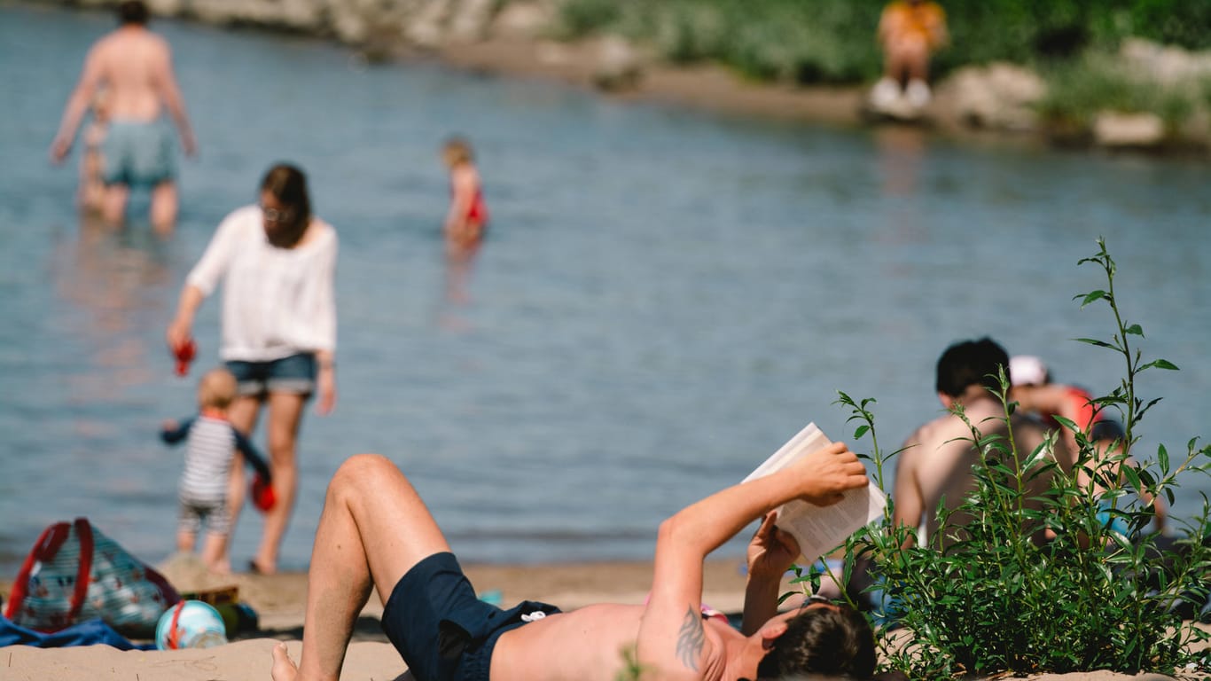 Menschen genießen das Wetter am Rodenkirchener Strand: Die Hitzewelle in der Stadt dauert an.