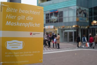 Ein Schild weist auf die damals bestehende Maskenpflicht in Mainz hin (Archivbild): In der Innenstadt von Mainz gilt diese Corona-Regel nun nicht mehr.