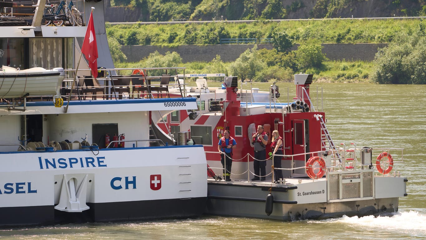 Ein Feuerlöschboot hat am schweizer Hotelschiff "Inspire" angelegt: Im Maschinenraum war ein Brand ausgebrochen.