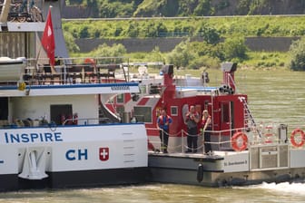 Ein Feuerlöschboot hat am schweizer Hotelschiff "Inspire" angelegt: Im Maschinenraum war ein Brand ausgebrochen.