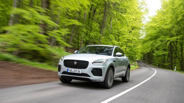 Katze an der Leine: Den modellgepflegten E-Pace liefert Jaguar nun auch als Variante mit Plug-in-Technik zum Aufladen an der Steckdose aus. Katze an der Leine: Den modellgepflegten E-Pace liefert Jaguar nun auch als Variante mit Plug-in-Technik zum Aufladen an der Steckdose aus.