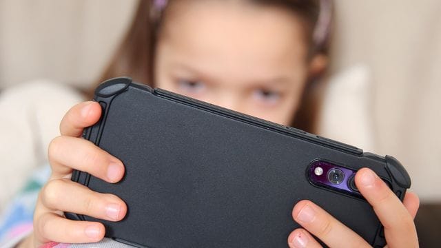Viele Spiele auf dem Smartphone locken mit In-Game-Käufen, manchmal reichen ein paar Klicks. Viele Spiele auf dem Smartphone locken mit In-Game-Käufen, manchmal reichen ein paar Klicks.