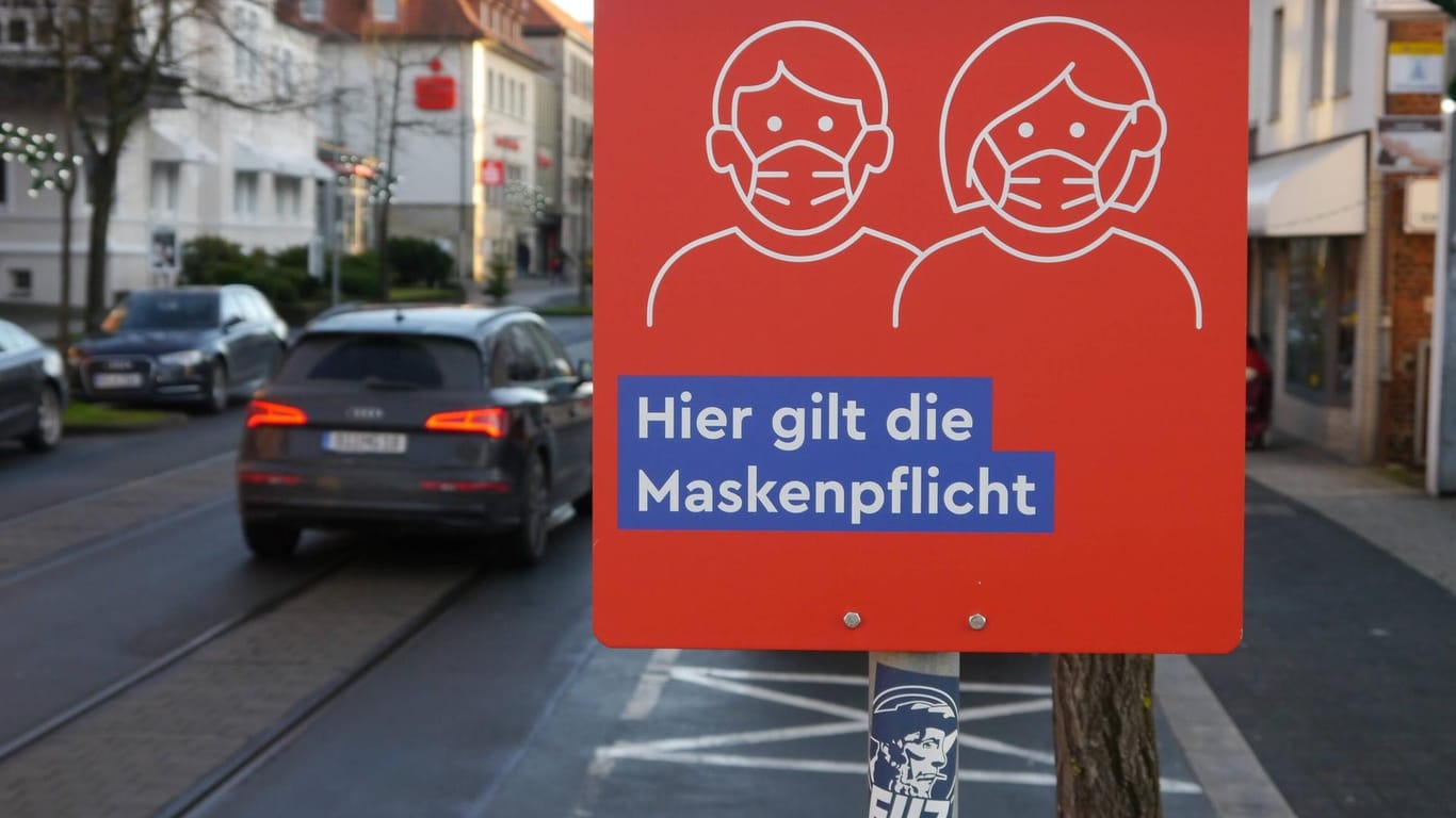 Hinweis auf Maskenpflicht in Bielefeld (Archivbild): Aufgrund der sinkenden Corona-Zahlen, hebt die Stadt die Maskenpflicht draußen auf.