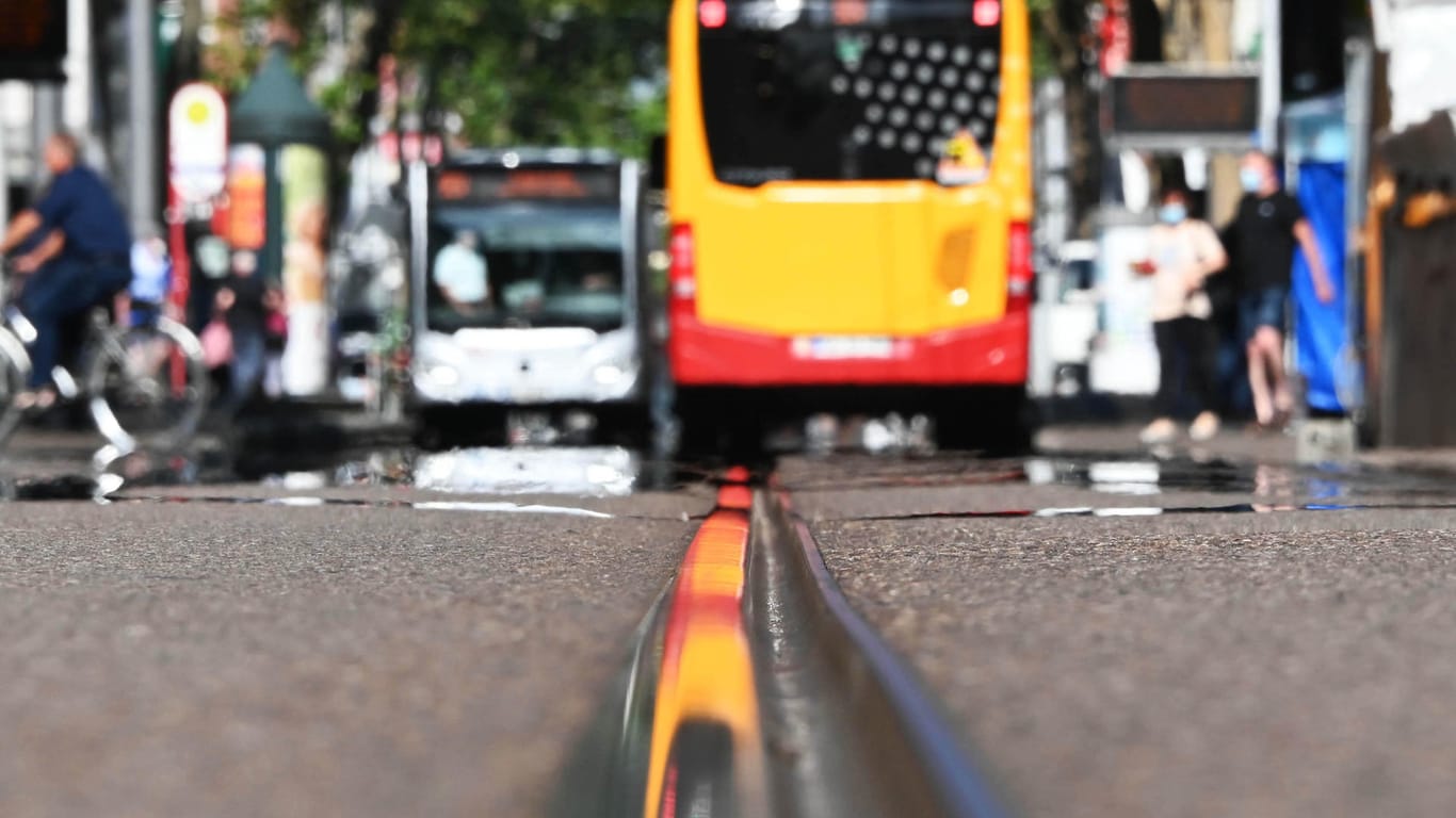 In der Karlsruher Innenstadt sind Busse als Schienenersatzverkehr im Einsatz: Die Trams und Stadtbahnen in Karlsruhe werden aufgrund von Schäden am Schienennetz auch am Mittwoch nicht regulär fahren können. Für die Bahnen gilt daher vorerst ein Notfallkonzept.