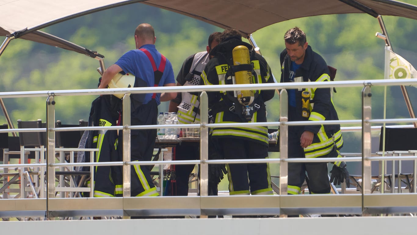 Feuerwehrleute arbeiten auf dem Oberdeck des schweizer Hotelschiffs "Inspire": Drei Crew-Mitglieder wurden bei einem Feuer auf dem Rhein verletzt.