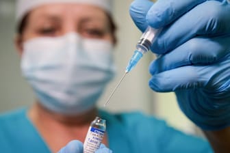 Eine Krankenschwester in Russland zieht eine Impfdosis Sputnik V auf: In Moskau müssen sich Angestellte im Dienstleistungssektor gegen das Coronavirus impfen lassen.