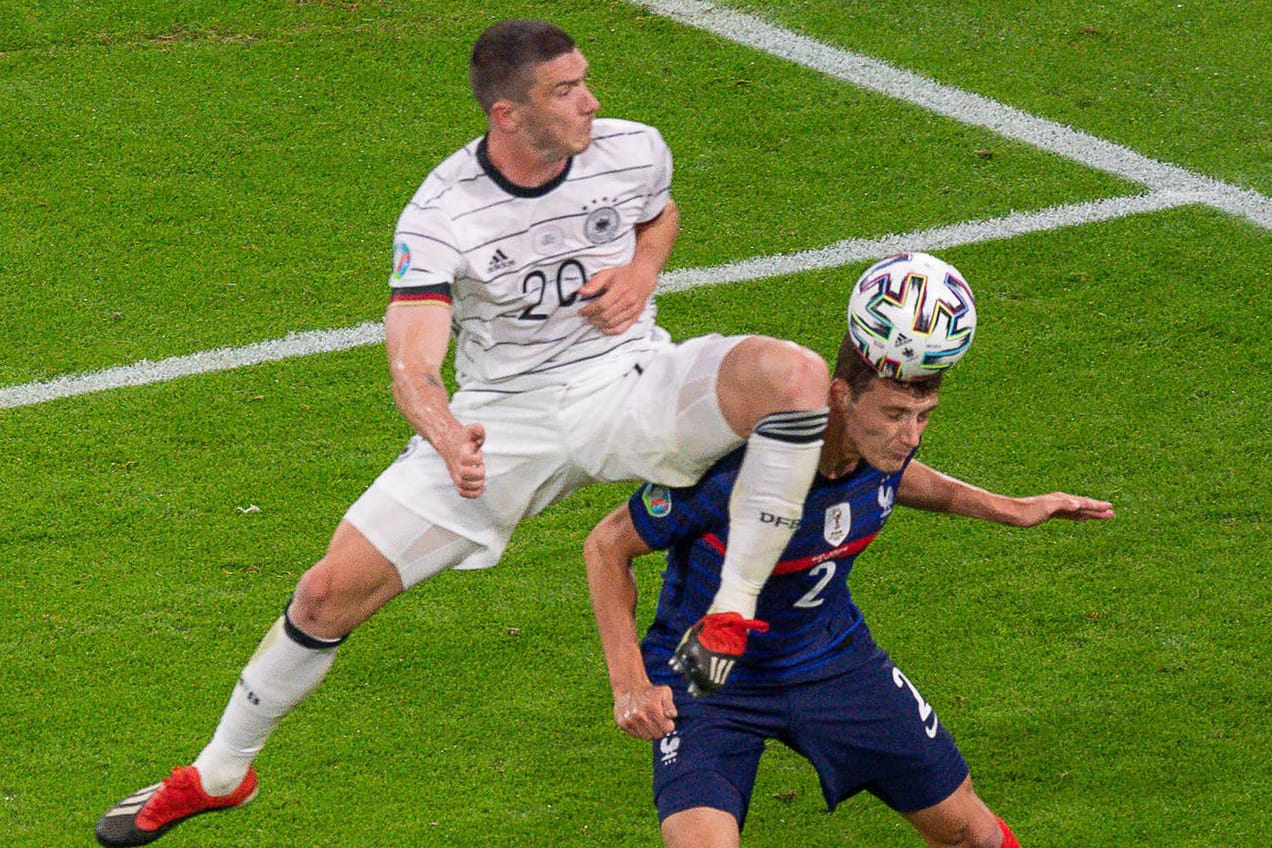 Robin Gosens (l.) trifft Benjamin Pavard mit dem Knie am Kopf: Der Zusammenprall hatte Folgen für den Franzosen.