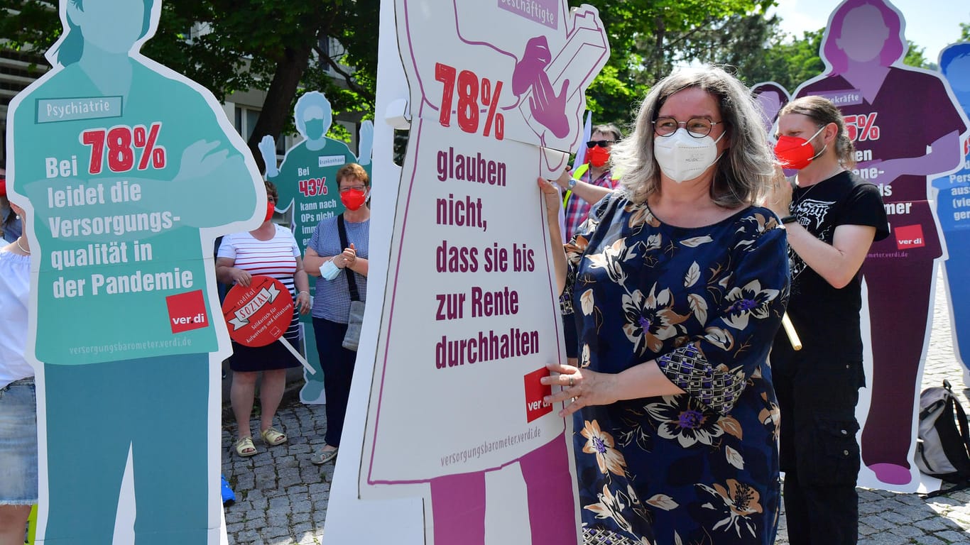 Heike Werner (Die Linke), Ministerin für Arbeit, Soziales, Gesundheit Frauen und Familie von Thüringen, trägt eine "Papppflegerin": In mehreren deutschen Städten fanden Demonstration anlässlich der Gesundheitsministerkonferenz statt.