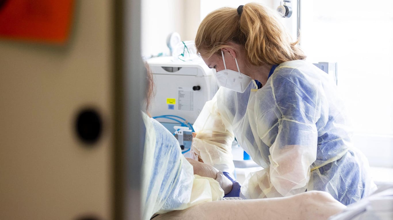 Corona-Intensivstation im Johanniter Krankenhaus in Duisburg: Während im April vergangenen Jahres rund 25 Prozent mehr Menschen als üblich starben, waren es in diesem April rund 21 Prozent.