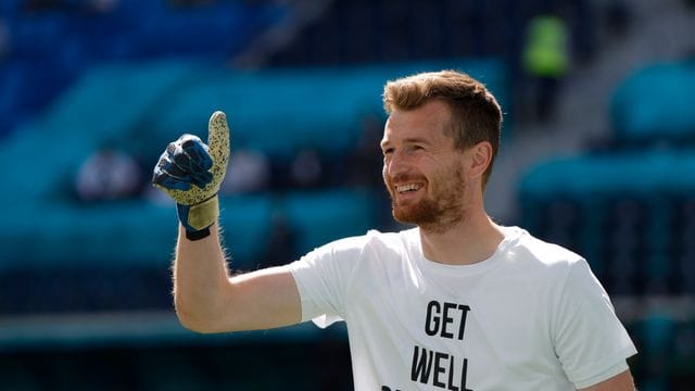 Die Finnen um Torwart Lukas Hradecky grüßten den Dänen Christian Eriksen.