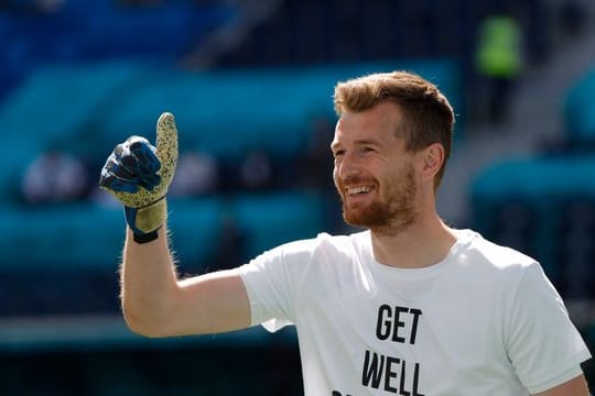 Die Finnen um Torwart Lukas Hradecky grüßten den Dänen Christian Eriksen.