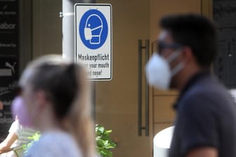 In einer Fußgängerzone gilt die Maskenpflicht: Wie sehen Sie die nähere Zukunft der Maskenpflicht?