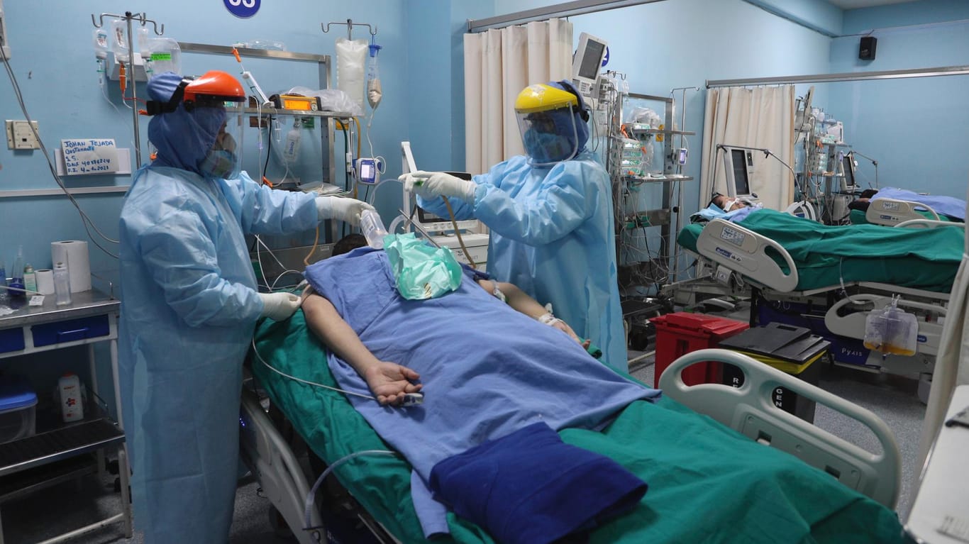 Krankenhaus in Peru: Mitarbeiter des Gesundheitswesens behandeln einen Patienten auf der Intensivstation für Covid-19.