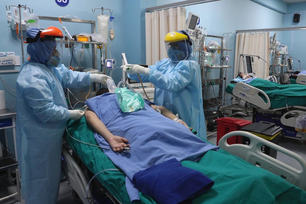 Krankenhaus in Peru: Mitarbeiter des Gesundheitswesens behandeln einen Patienten auf der Intensivstation für Covid-19.