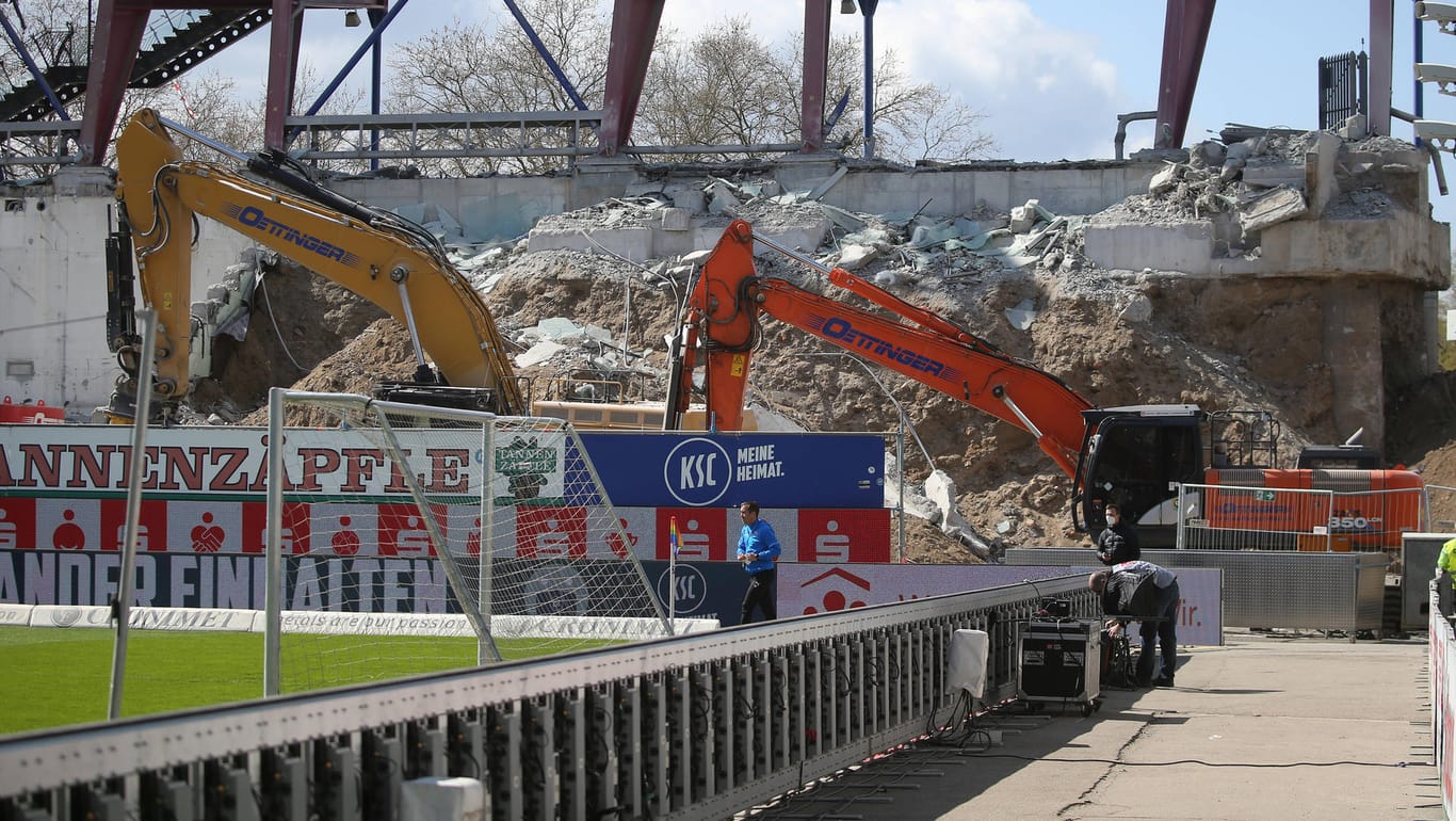 Abrisarbeiten am Stadion des KSC: Die Arena wird zum reinen Fußballstadion umgebaut.