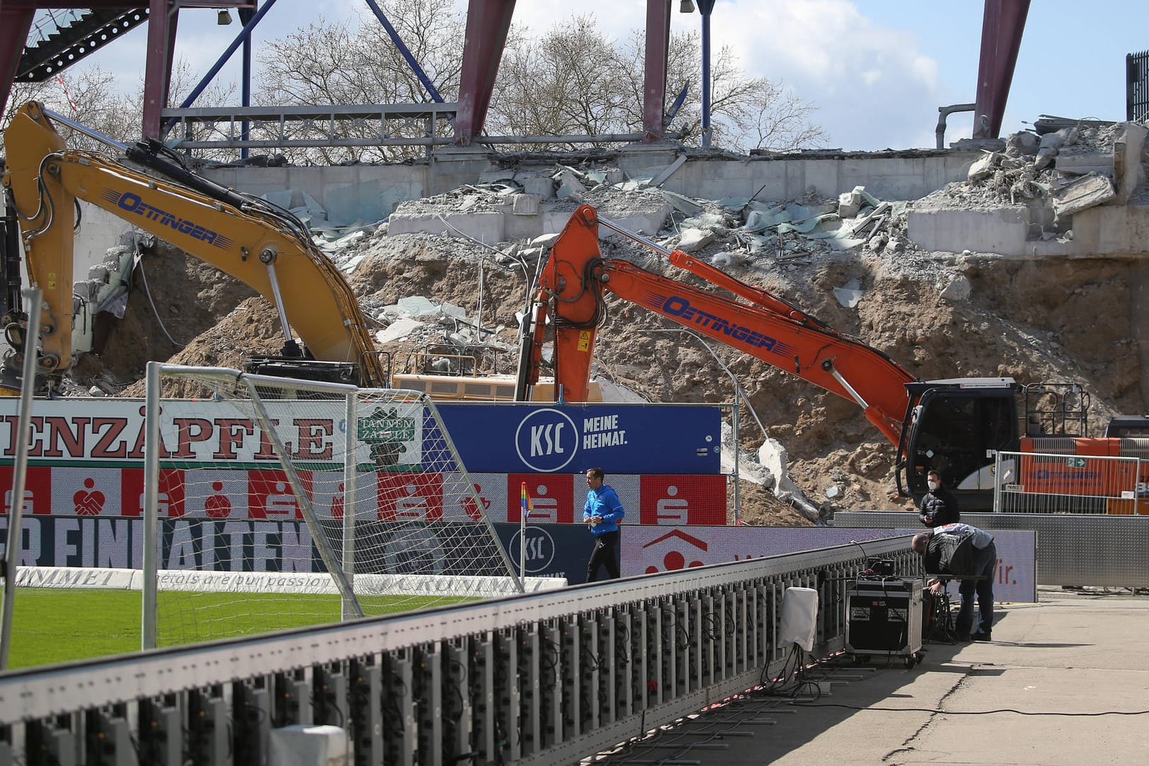 Abrisarbeiten am Stadion des KSC: Die Arena wird zum reinen Fußballstadion umgebaut.