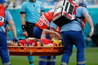 Der Russe Mario Fernandes musste verletzt vom Platz getragen werden.