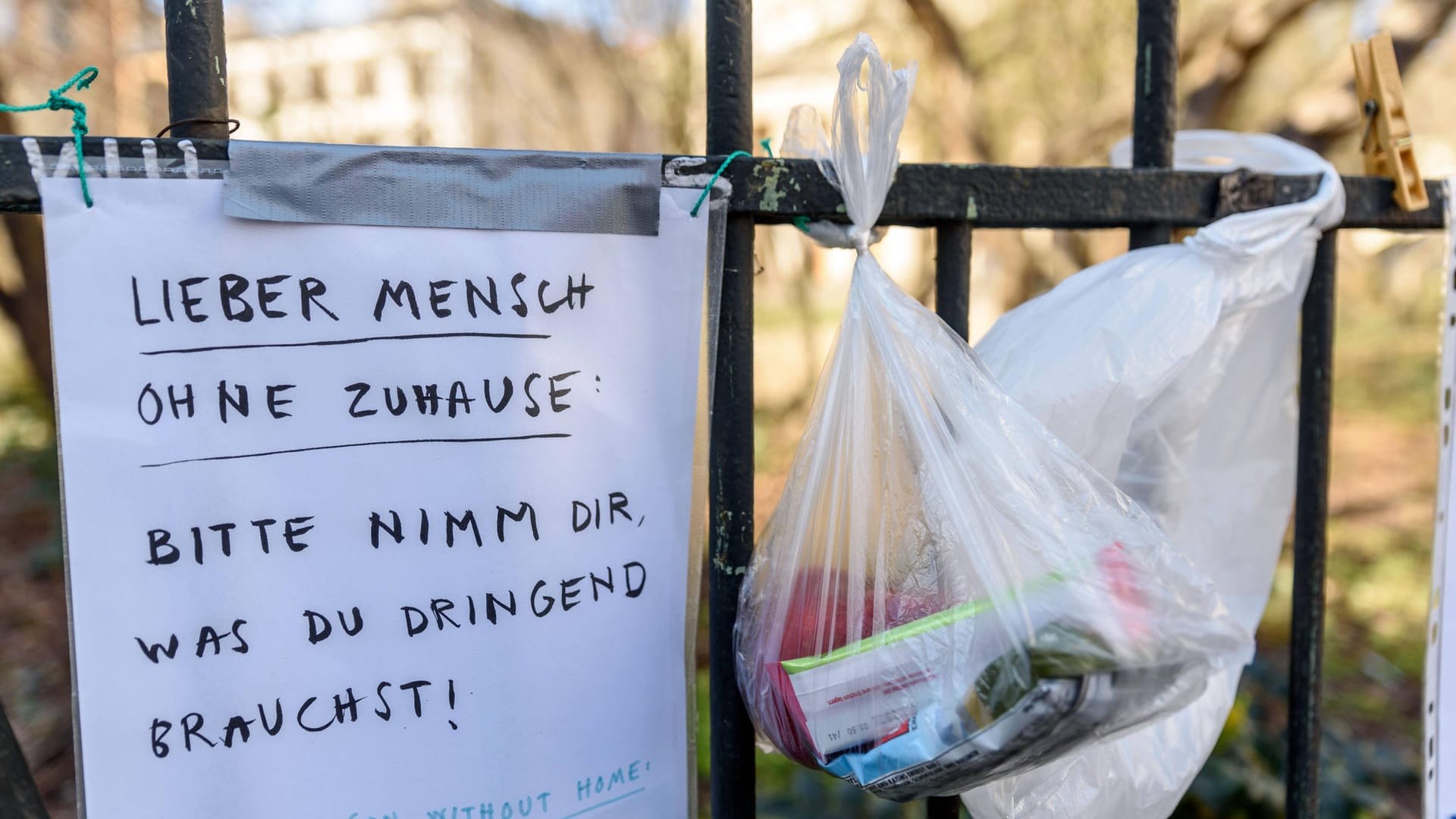 Gabenzaun an der Elisabethkirche in Berlin (Symbolbild): Obdachlosenhilfe ist in Frankfurt nun auch übers Internet möglich. Gabenzaun an der Elisabethkirche in Berlin (Symbolbild): Obdachlosenhilfe ist in Frankfurt nun auch übers Internet möglich.