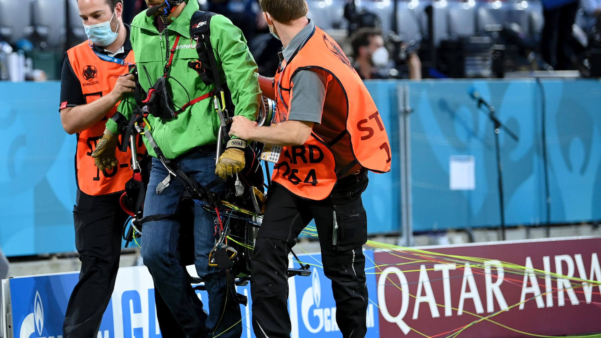 Platzverweis: Stewards bringen den Piloten vom Spielfeld. Er wurde fetsgenommen.