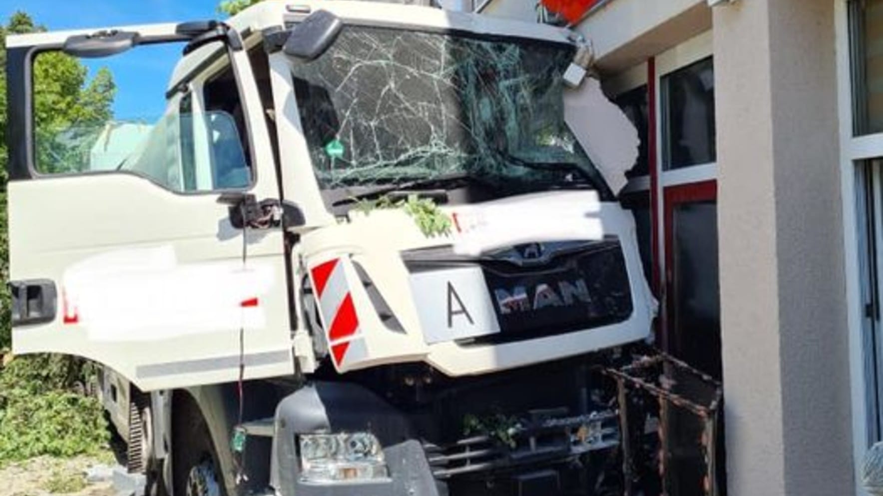 Der Müllwagen nach dem Unfall: Zum Zeitpunkt des Unglücks waren keine Gäste im Restaurant. Der Müllwagen nach dem Unfall: Zum Zeitpunkt des Unglücks waren keine Gäste im Restaurant.