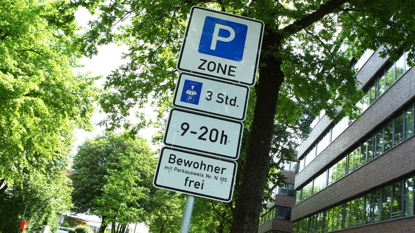 Ein Verkehrschild in einer Straße in Hamburg-Fuhlsbüttel weist darauf hin, dass Bewohner mit Parkausweis hier gebührenfrei parken können (Symbolbild): Die Gebühren für den Bewohnerparkausweis sollen allerdings auch steigen.