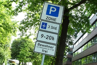 Ein Verkehrschild in einer Straße in Hamburg-Fuhlsbüttel weist darauf hin, dass Bewohner mit Parkausweis hier gebührenfrei parken können (Symbolbild): Die Gebühren für den Bewohnerparkausweis sollen allerdings auch steigen.