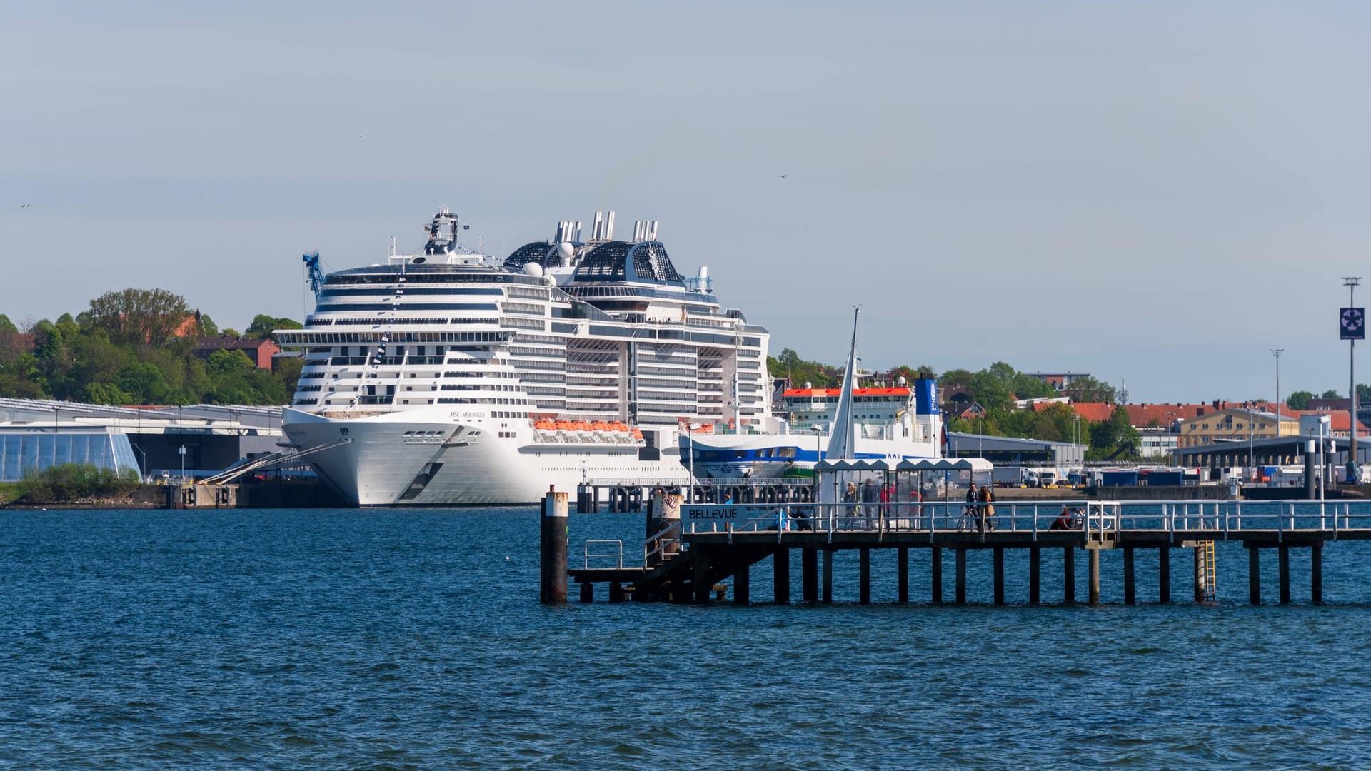 Ein Kreuzfahrtschiff liegt in der Kieler Förde (Archivbild): Am Badesteg Bellevue ist es in diesem Jahr zum ersten Mal erlaubt, Baden zu gehen.