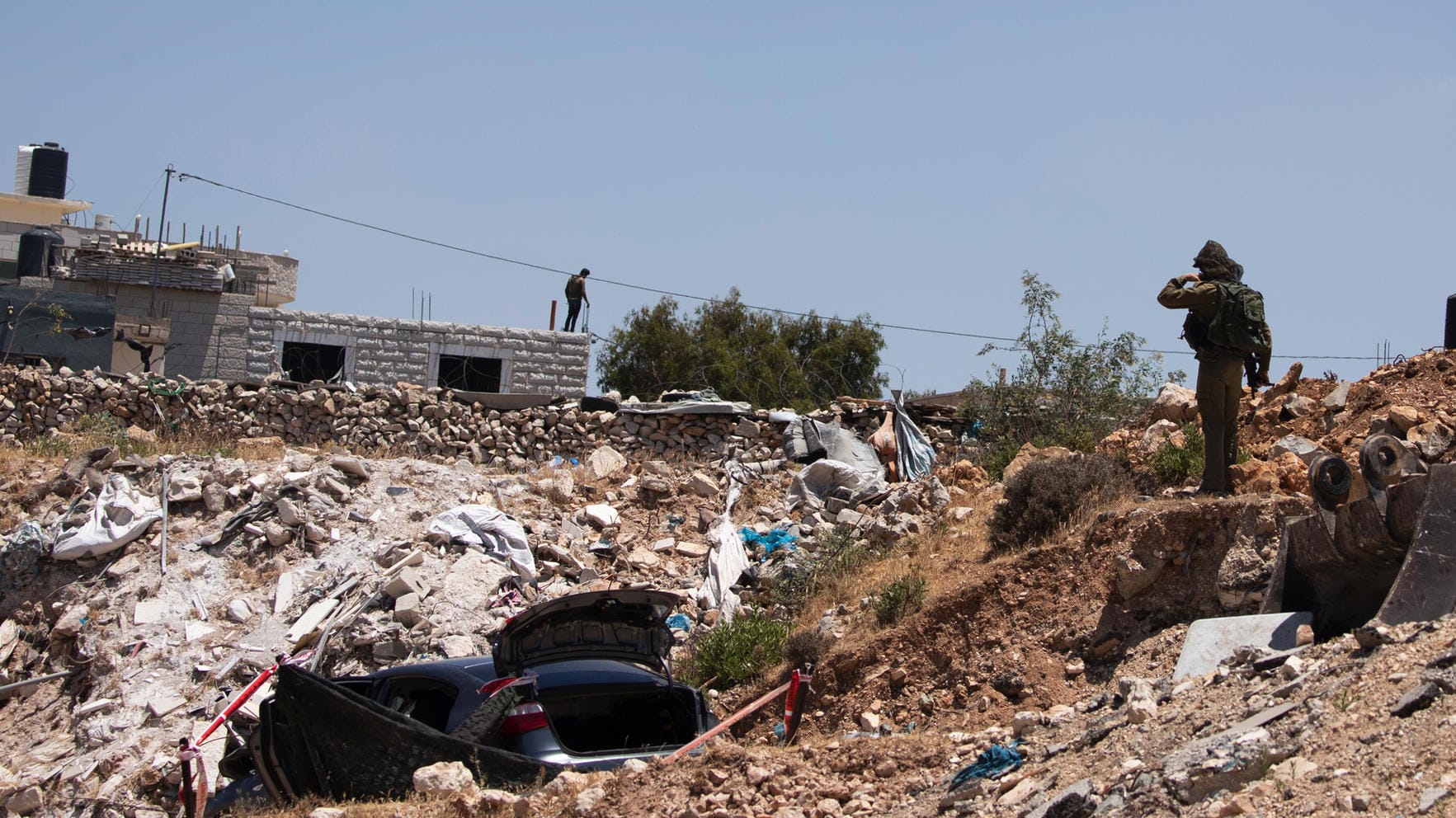 Israelischer Soldat neben dem Auto der Angreiferin: Die palästinensische Frau wurde erschossen.