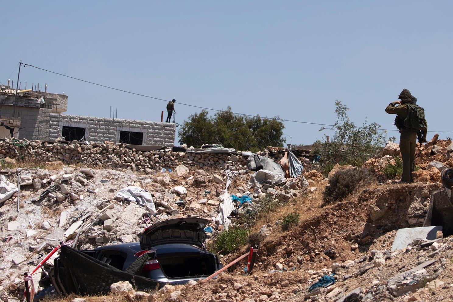 Israelischer Soldat neben dem Auto der Angreiferin: Die palästinensische Frau wurde erschossen.