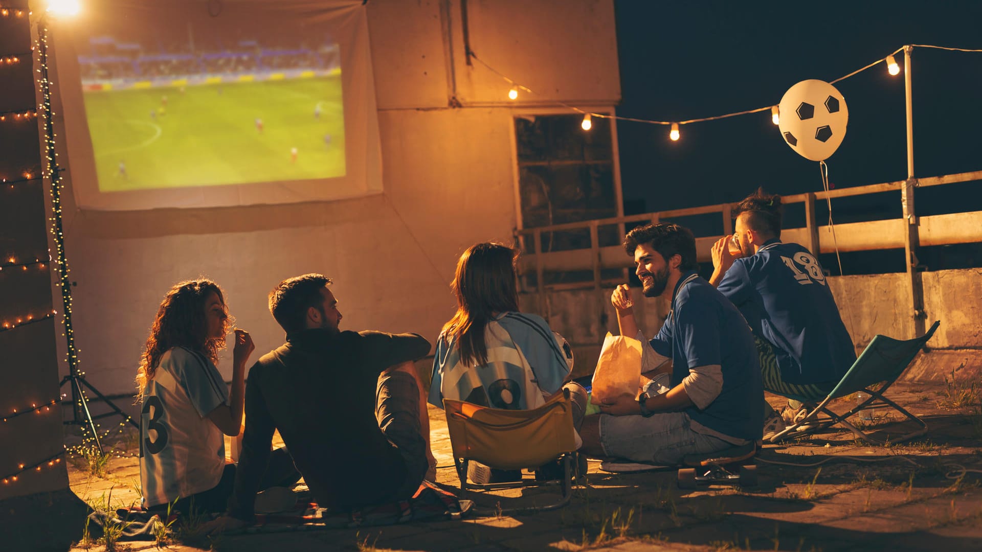 Mit einem Mini-Beamer die Fußball-EM auf einer großen Leinwand verfolgen. Wir zeigen gute Modelle.