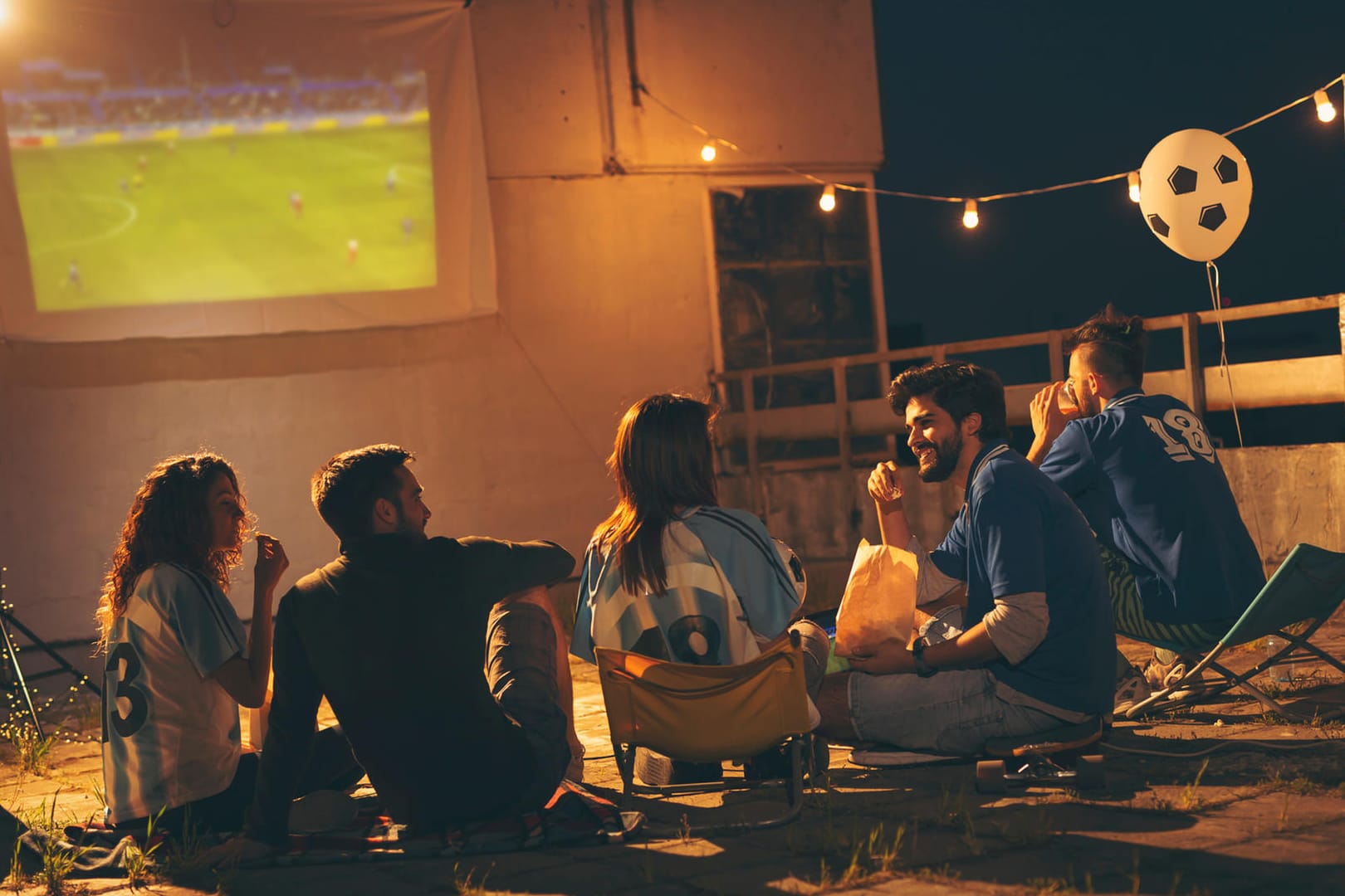 Mit einem Mini-Beamer die Fußball-EM auf einer großen Leinwand verfolgen. Wir zeigen gute Modelle.