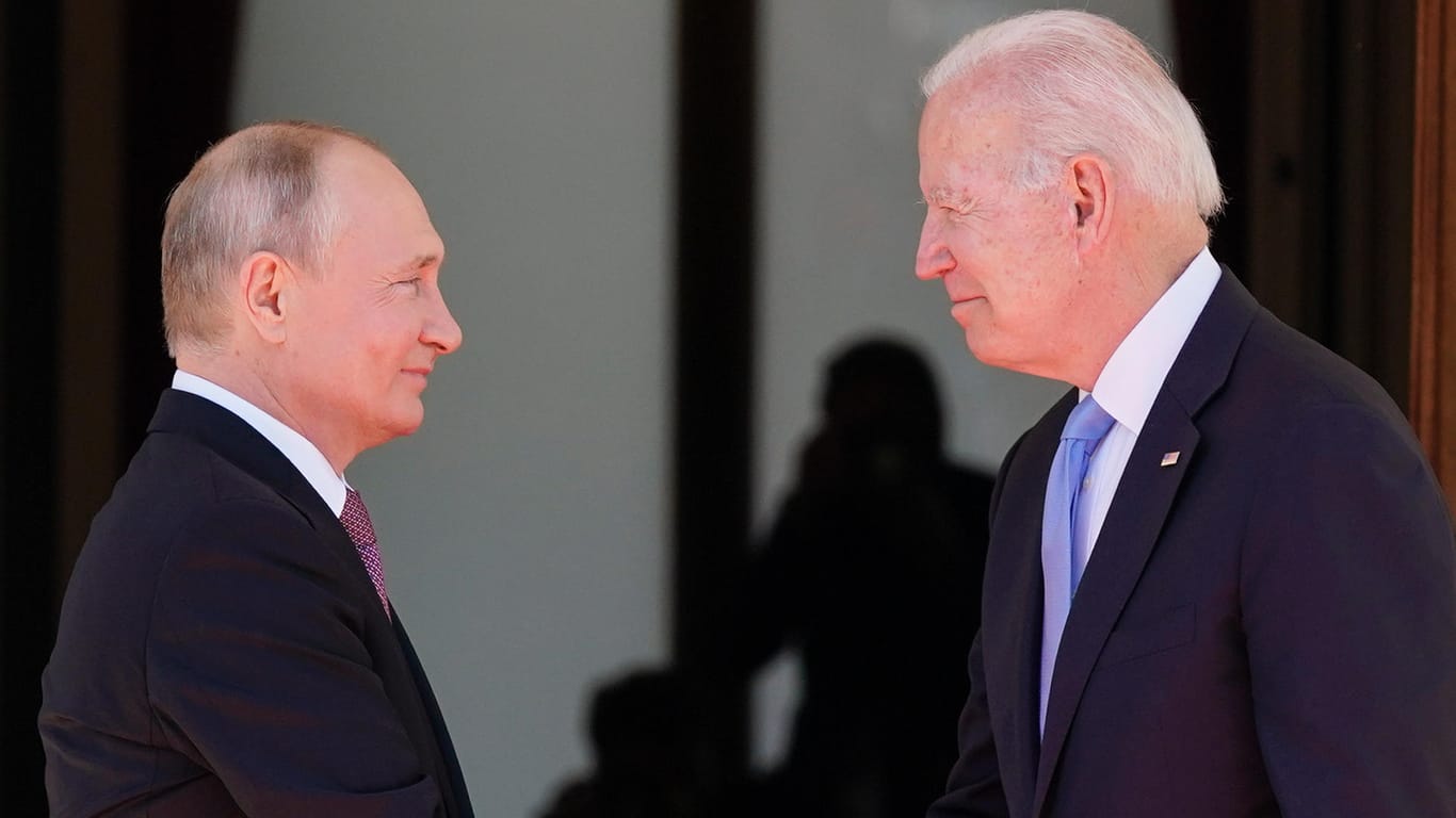 Wladimir Putin und Joe Biden: Bei ihrem Treffen habe es keine "Feinseligkeiten" gegeben, sagte der russische Präsident danach.