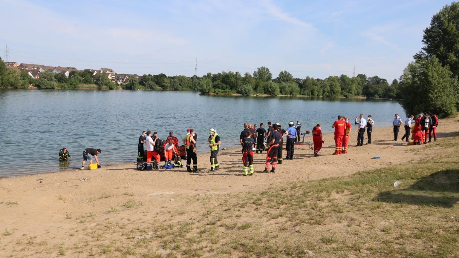 Zahlreiche Einsatzkräfte am Ufer des Rotter Sees in Troisdorf: Hier ist am Mittwoch abermals ein Mann im Wasser untergegangen. Am Donnerstag meldete die Polizei den Tod des 38-Jährigen. Zahlreiche Einsatzkräfte am Ufer des Rotter Sees in Troisdorf: Hier ist am Mittwoch abermals ein Mann im Wasser untergegangen. Am Donnerstag meldete die Polizei den Tod des 38-Jährigen.