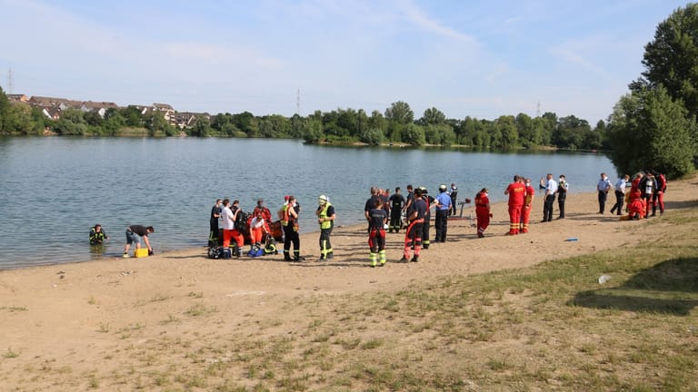 Zahlreiche Einsatzkräfte am Ufer des Rotter Sees in Troisdorf: Hier ist am Mittwoch abermals ein Mann im Wasser untergegangen. Am Donnerstag meldete die Polizei den Tod des 38-Jährigen.