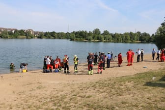 Zahlreiche Einsatzkräfte am Ufer des Rotter Sees in Troisdorf: Hier ist am Mittwoch abermals ein Mann im Wasser untergegangen. Am Donnerstag meldete die Polizei den Tod des 38-Jährigen.