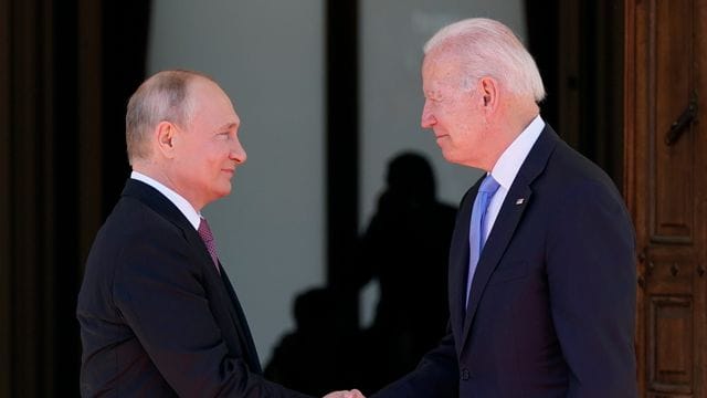 Der russische Präsident Wladimir Putin (l) und US-Präsident Joe Biden schütteln sich die Hände bei ihrem Treffen in der "Villa la Grange". Der russische Präsident Wladimir Putin (l) und US-Präsident Joe Biden schütteln sich die Hände bei ihrem Treffen in der "Villa la Grange".