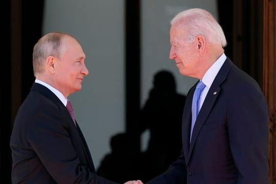 Der russische Präsident Wladimir Putin (l) und US-Präsident Joe Biden schütteln sich die Hände bei ihrem Treffen in der "Villa la Grange".