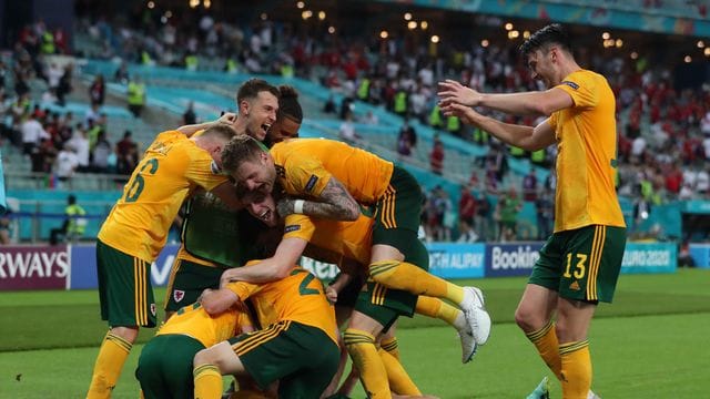 Die Spieler von Wales freuen sich über das 2:0 für ihre Mannschaft. Die Spieler von Wales freuen sich über das 2:0 für ihre Mannschaft.