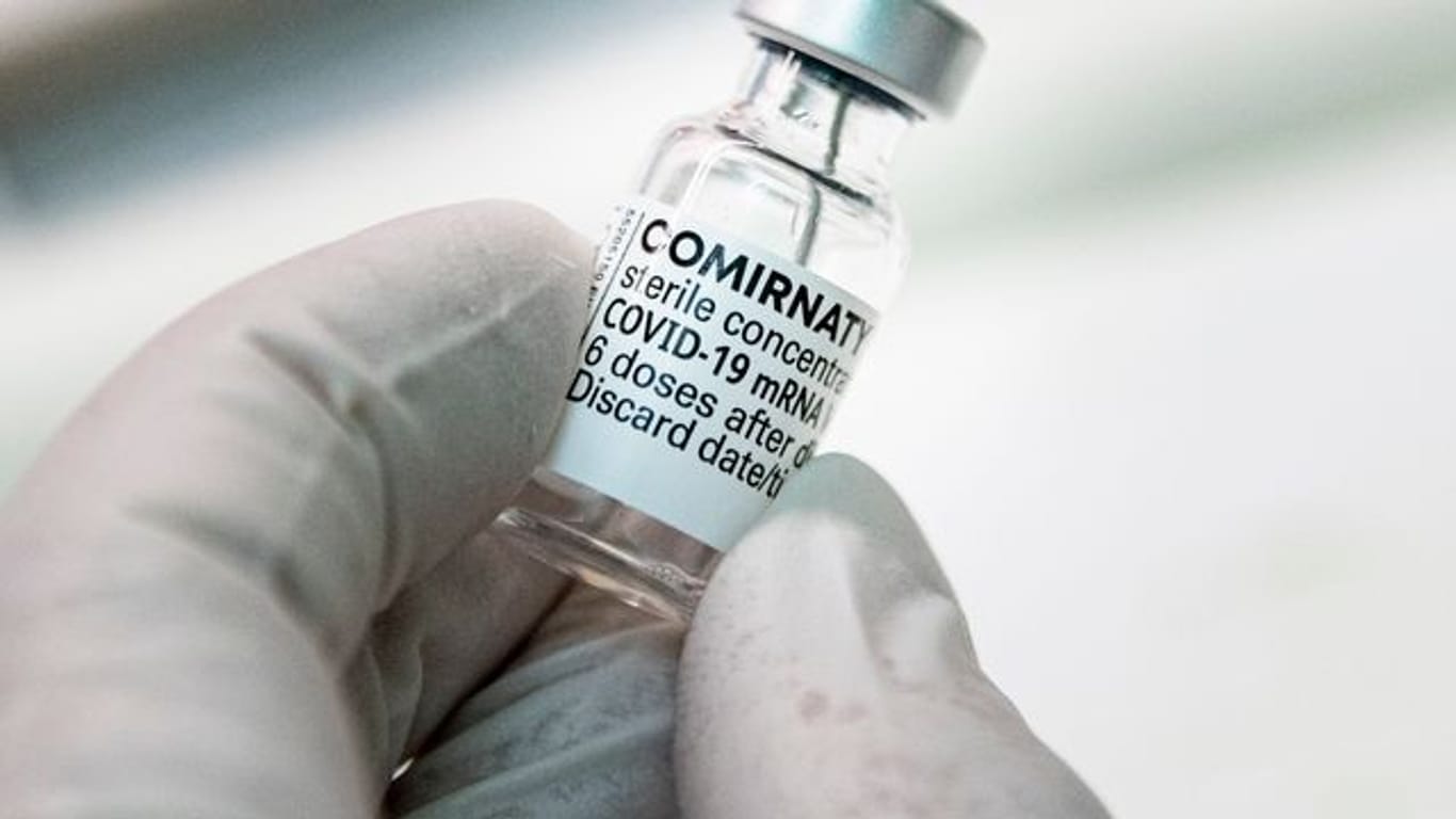 Ein Arzt zieht den Corona-Impfstoff von Biontech/Pfizer: Ein Landkreis musste spontan 600 Dosen Biontech verimpfen.