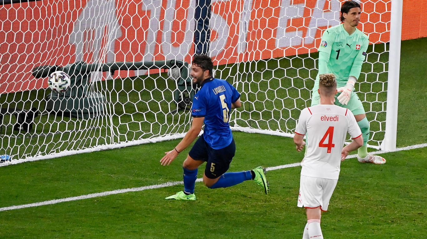 Italiens Locatelli (l.) jubelt über seinen Treffer gegen die Schweiz.