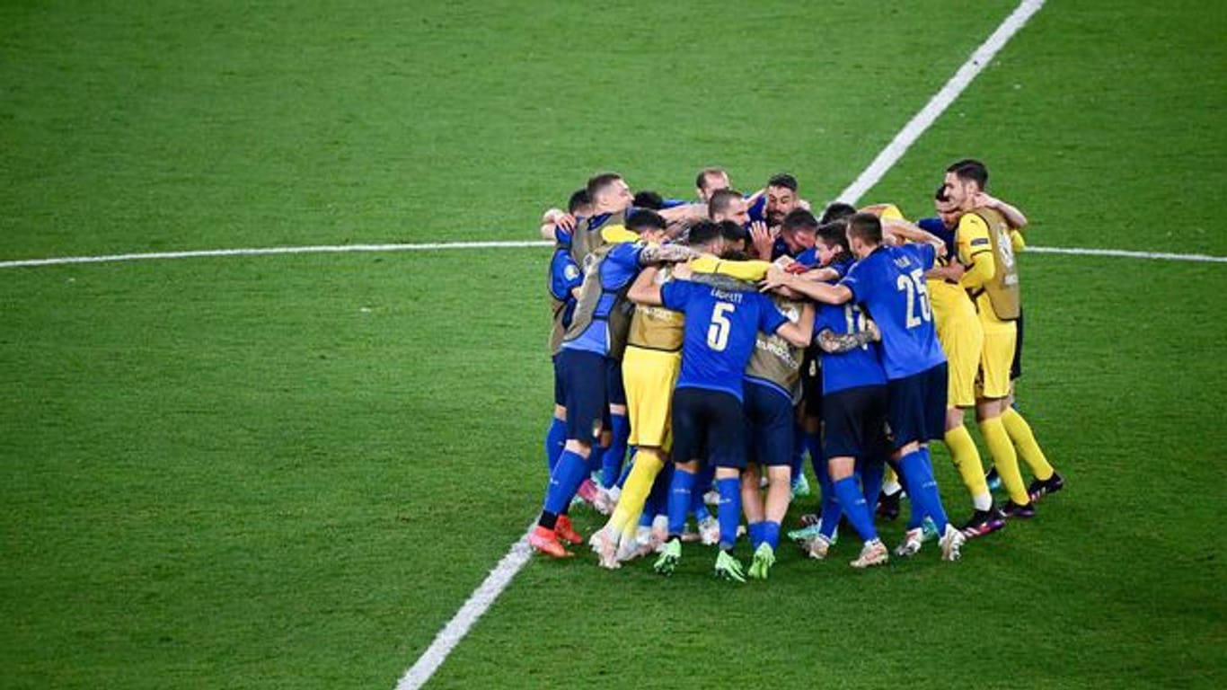 Die italienischen Spieler feiern nach Abpfiff den 3:0-Sieg.