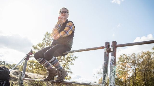 Zum Schutz vor Zecken darf man die Socken guten Gewissens über die Hosenbeine ziehen.