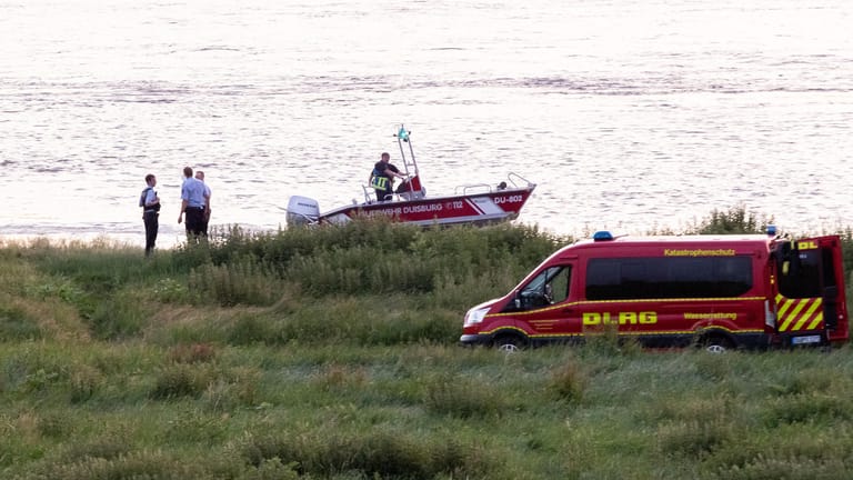 Badeunfall am Rhein: Nach einem möglichen Badeunfall ist eine Person gerettet worden.