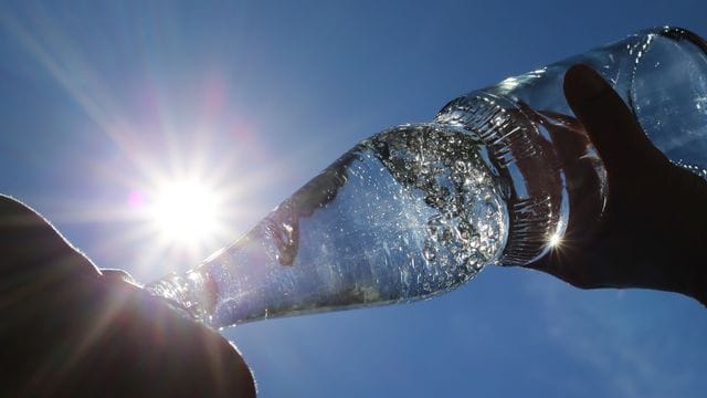 Bei Hitze sollte das Getränk nicht zu kalt sein. Bei Hitze sollte das Getränk nicht zu kalt sein.
